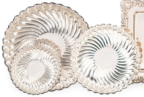 Juego de tres bandejas de distintos tamaños de plata española punzonada 1ª Ley de Pasgorcy.