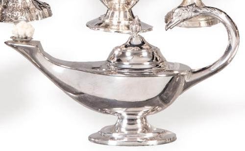 Mechero en forma de lámpara de aceite de plata española punzonada 1ª Ley.