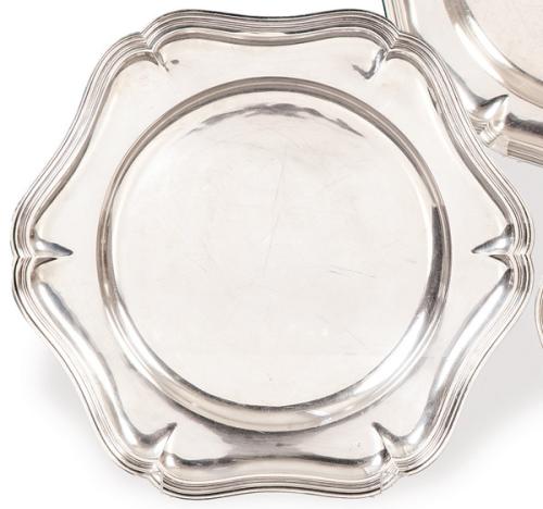 Bandeja de servir circular con alero ondulado, de plata española punzonada 1ª Ley de Durán.