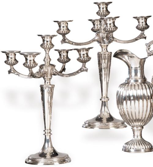 Pareja de candelabros de plata española punzonada de Masriera y Carrera, con fiel contraste de LBB, Barcelona ff. S. XIX pp. S. XX.