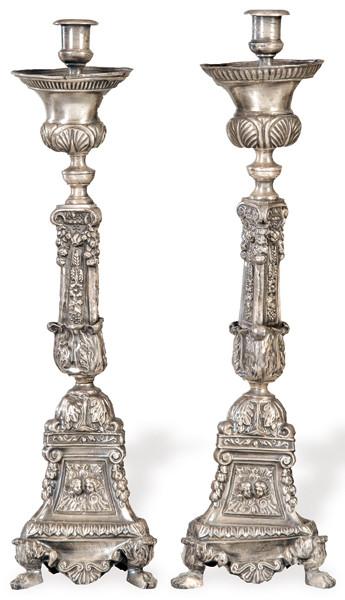 Pareja de candeleros de altar de plata española S. XVIII.