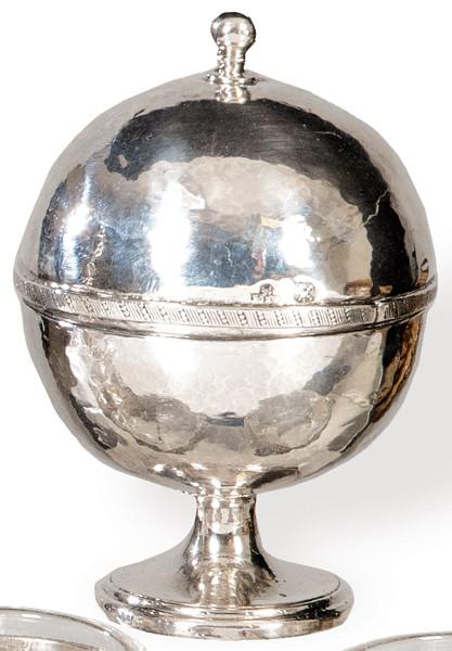 Jabonera de plata española punzonada con fiel contraste de Diego de la Vega y Torres, Córdoba 1818.