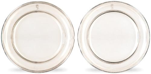 Dos platos con anagrama de la Reina Isabel II de plata española punzonada de La Real Fábrica de Platería Martínez, Madrid Corte 1827 y Villa 1828.
