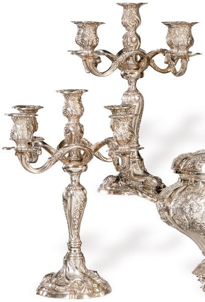 Pareja de candelabros de plata española punzonada 1ª Ley de López.