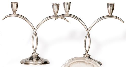 Pareja de candeleros de dos brazos de plata española punzonada 1ª Ley, Barcelona h. 1960.