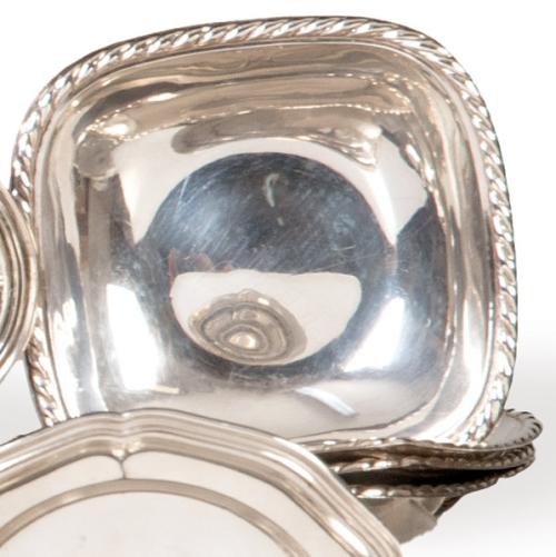 Juego de cuatro pequeños centros cuadrangulares de mesa de plata española punzonada 1ª Ley de Espuñes con marca comercial de J. Pérez Fernández.