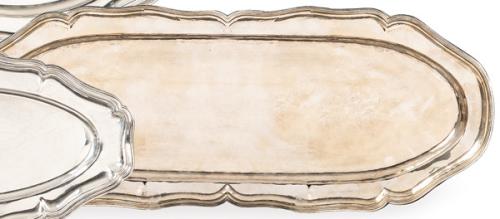 Bandeja de servir alargada de plata española punzonada 1ª Ley con marca comercial de López.