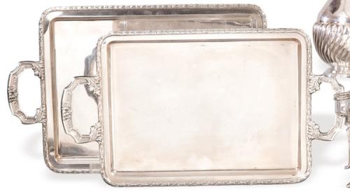 Juego de dos bandejas rectangulares con asas, de plata española punzonada 1ª Ley de Espuñes.