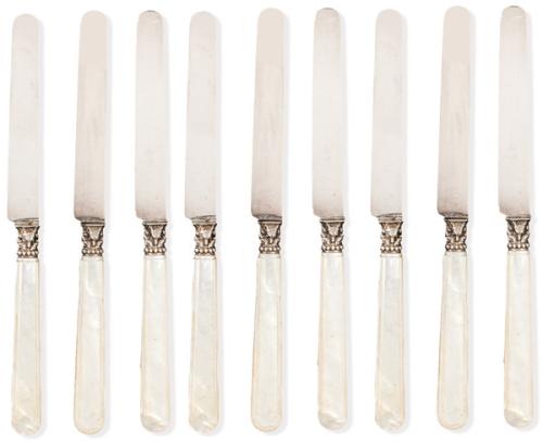 Juego de 20 cuchillos de plata francesa punzonada Ley 950 de Emile Puiforcat con margo de nácar pp. S. XX.