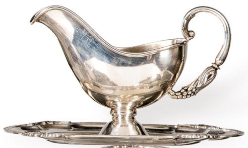 Salsera de plata española punzonada de Masriera y Carrera con fiel contraste de LBB, Barcelona ff. S. XIX pp. S. XX.