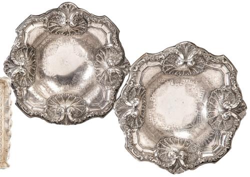 Pareja de centros de mesa de plata portuguesa punzonada Ley 833, Oporto h. 1886-1938.