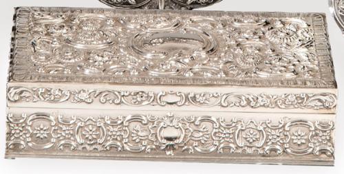 Caja de plata repujada punzonada 1ª Ley de Durán con alma de madera.