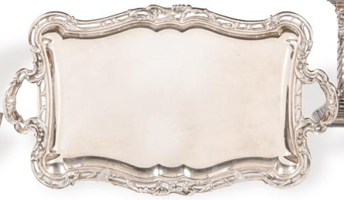 Bandeja rectangular de dos asas de borde calado de plata española punzonada Ley 916 con marca comercial de Perera.