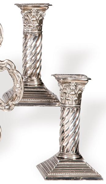 Pareja de candeleros de plata inglesa punzonada Ley Sterling de Fordham & Faulner, Seffield 1902.