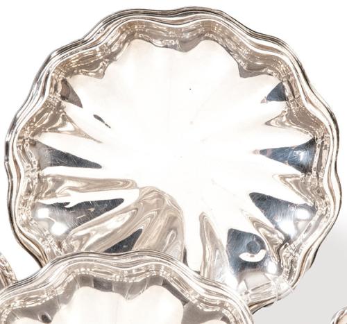 Centro de mesa circular de borde ondulado, de plata española punzonada 1ª Ley de Matilde Espuñes con marcas de Aldao Joyeros.