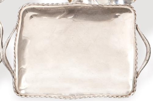 Pequeña bandeja rectangular con asas de plata española punzonada 1ª Ley.