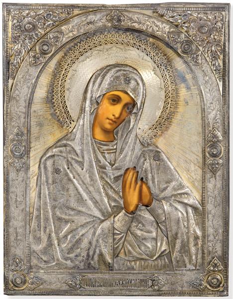 "Virgen María en Oración" icono ruso pintado sobre tabla con funda de plata punzonada, Ley 84 zolotniks con orfebre no identificado y marcador Victor Vasilevich Savinsky, Moscú 1874.