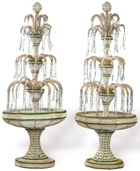 Pareja de centros de mesa realizados con cuentas de cristal, Venecia primer tercio S. XX.