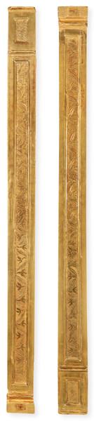 Pareja de pilastras de madera tallada y dorada, con decoración vegetal grabada, España S. XVII.