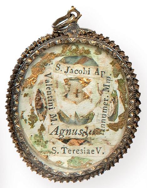 Relicario oval de plata con reliquias de varios santos, España S. XVII.