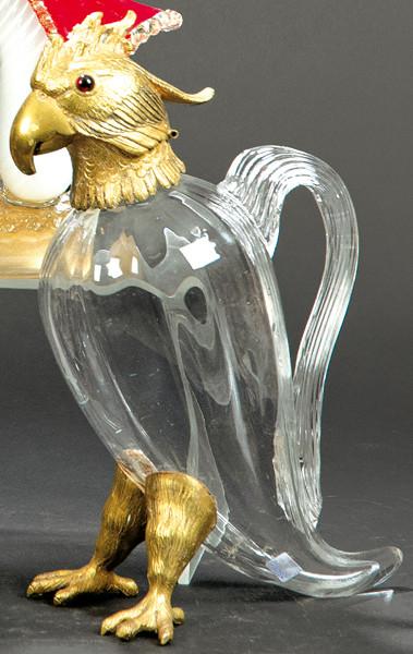 Jarra de cristal y bronce dorado, con tapa en forma de cabeza de cacatua y patas de ave h. 1970.