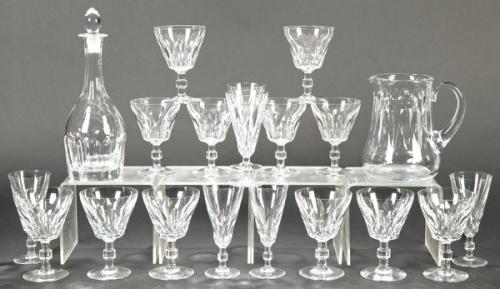 Cristalería para 12 servicios de cristal incoloro de Baccarat, con marca al ácido en la base.