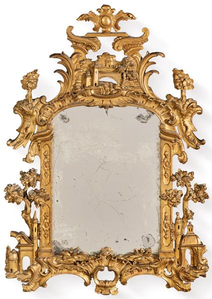 Marco de espejo en madera tallada y dorada, presenta una composición arquitectónica