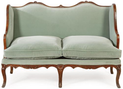 Canapé Luis XV con estructura en madera de nogal tallada con motivos vegetales y rocalla; tapizado en terciopelo verde claro (de época posterior). Francia, segunda mitad S. XVIII