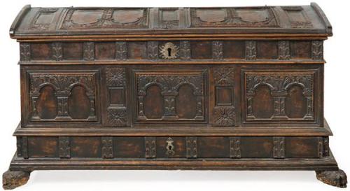  Arca de novia en madera de nogal, con tres paneles al frente y dos en la tapa, con doble arquería, sobre friso con metopas lisas y tallas con flores.España, mediados S. XVII