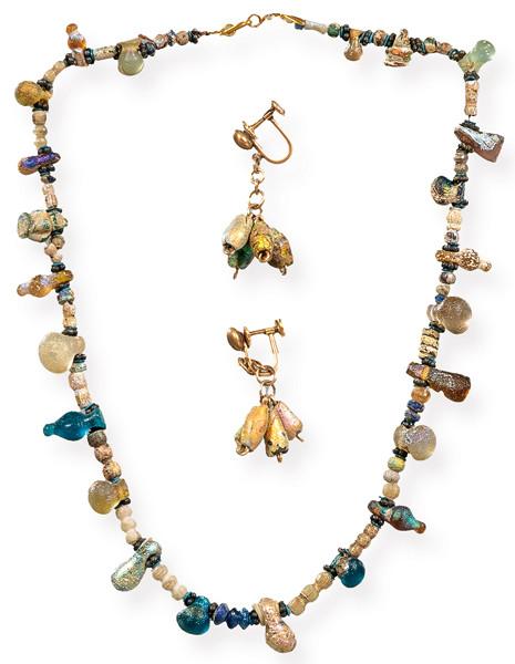 Collar con pendientes realizado con cuentas de vidrio romano  desvitrificadas S. II a.C. S. I d.C.