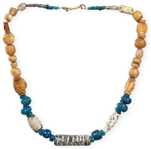  Collar realizado con cuentas de cristal algunas con inclusión de oro y algunas cuentas con decoración de pluma, de origen helenístico SS III a.C. al II d.C.