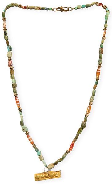 Collar realizado con cuentas de turquesa y cornalina con placa de oro romano S. I a.C -II d.C