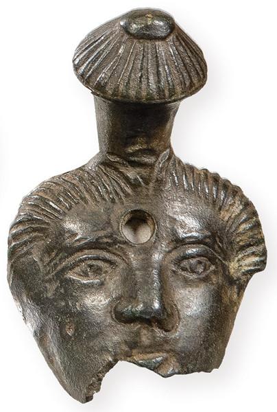  Máscara masculina con símbolo fálico en la frente, en bronce Roma, Periodo Histórico con rasgos de Periodo Orientalizante S. IV.