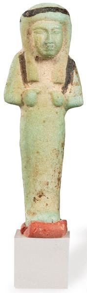  Ushebti en fayenza azul, Tercer Periodo Intermedio, Dinastía XXI (1075-945 a.C. )  con toques de negro. En el cartucho pintado en el hombro se lee Neshtahi.