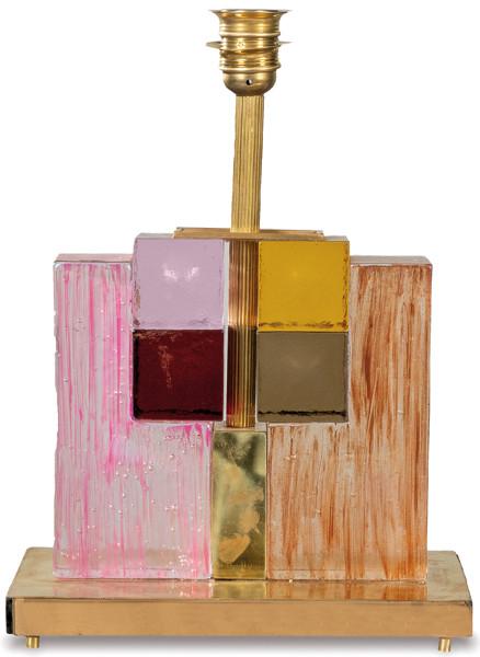 Lámpara de mesa con estructura de latón y cristal de Murano.