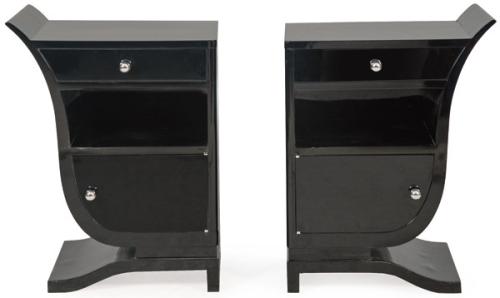 Pareja de mesillas Art Decó en madera lacada en negro, con tiradores metálicos. Con estructura asimétrica compuestas por cuerpo vertical de formas rectilíneas y perfil ondulado en el lateral.