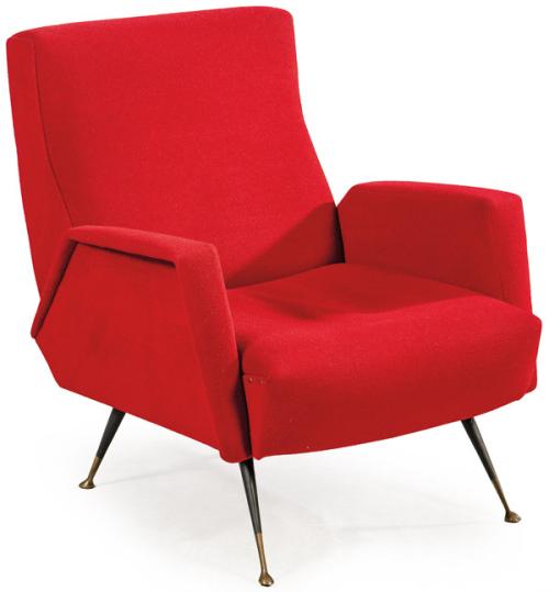  Sillón de líneas angulosas, respaldo alto, brazos geométricos y tapizado en tela roja, apoyado sobre patas metálicas inclinadas, terminadas en contera de latón.