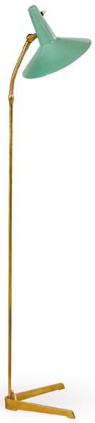 Lámpara de pie con estructura tubular de latón curvado —flexible en el arranque superior— con pantalla cónica orientable de chapa metálica pintada en azul turquesa