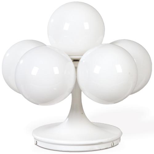  Lámpara con estructura en aluminio lacado blanco con acabado brillante, ensamblada sobre base circular y soporte único con seis globos esféricos de cristal opalino.