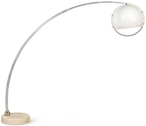 Lámpara de pie tipo arco extensible Space Age tipo Harvey Guzzini, con estructura de metal cromado sobre base circular de mármol y difusor de plexiglás.
