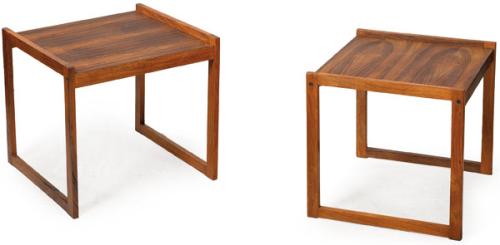 Dos mesas auxiliares en madera de palisandro, sobra patas de sección cuadrada.