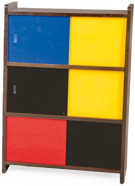 Estantería modular de líneas geométricas con puertas deslizantes de vidrio teñido en azul, negro, amarillo y rojo. Estructura en madera de teca, ensamblada en ángulo recto. Puertas deslizantes con sistema de guías ocultas.
