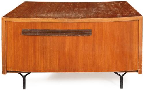 Mueble para discos vinilo de perfil ligeramente curvo con estructura de madera de teca