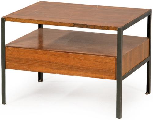 Mesa auxiliar posiblemente H Muebles, con estructura de metal pintado en negro, y madera de nogal.