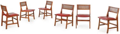  Juan Gamboa (Madrid, 1930–) para Inmobe S.A., 1969Conjunto de seis sillas modelo "Barco", con estructura de madera de haya teñida, asiento tapizado en cuero sintético rojo y respaldo de rejilla trenzada.