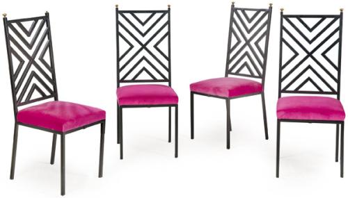  Conjunto de 4 sillas, con chapa en el asiento de Jean Christian Faberger. Tienen estructura tubular de acero pintado en negro mate, respaldo alto con composición geométrica de doble aspa formada por barras cruzadas y remates superiores en latón dorado, as