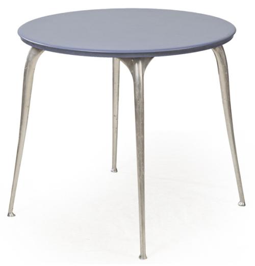  Philippe Starck (París, 1949) para Vitra, ca. 1992 Mesa redonda modelo "Louise", con tablero circular laminado en color azul oscuro, acompañado de patas esculturales en fundición de aluminio satinado.