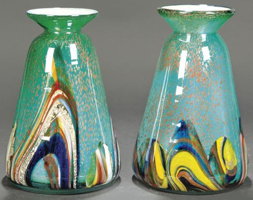 Pareja de jarrones de cristal de Murano verdes con decoración de líneas onduladas e inclusión de aventurina.