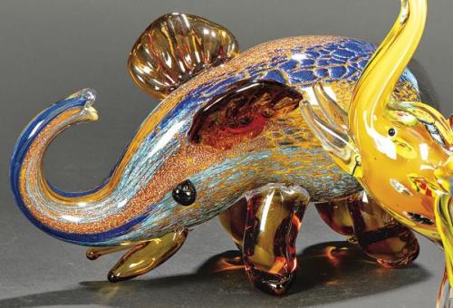  Elefante de cristal de Murano en color caramelo con inclusión de aventurina y diseños geométricos.
