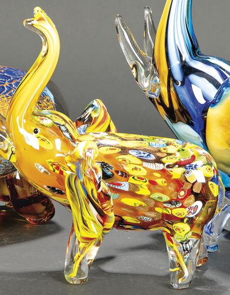 Elefante de cristal de Murano con decoración de "molti fiori" en amarillo.